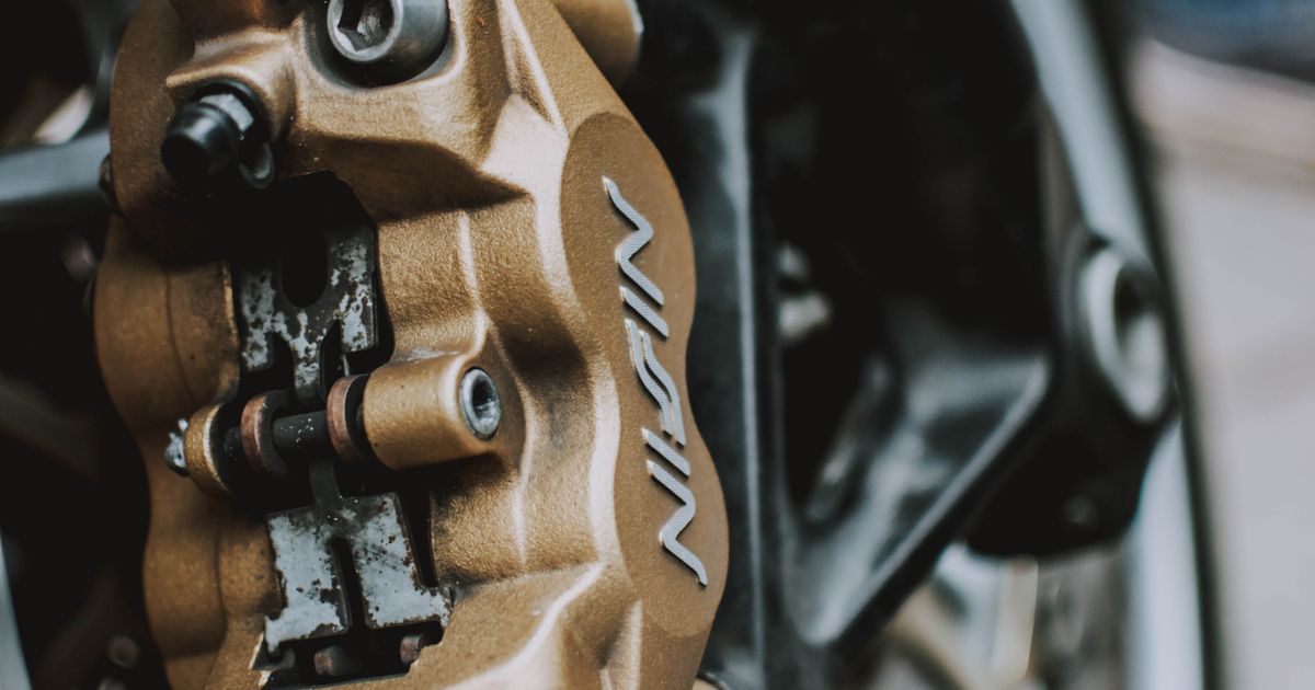 Primer plano de un sistema de freno de disco de una motocicleta