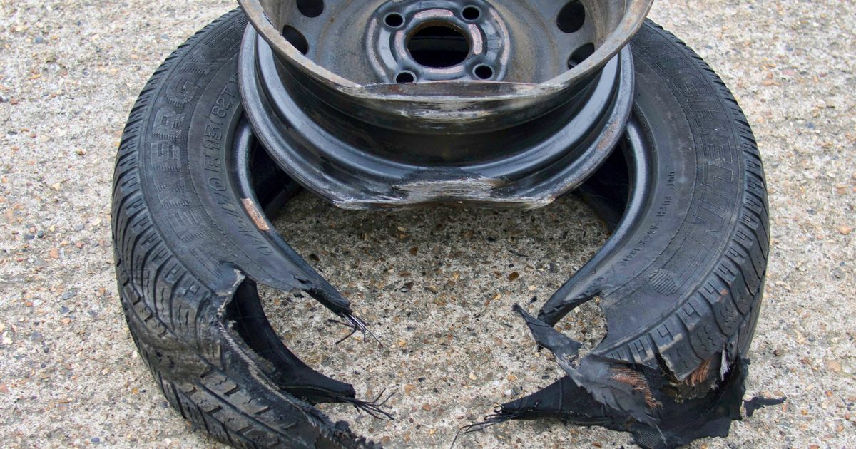 Llanta y rin de carro dañados tras un accidente