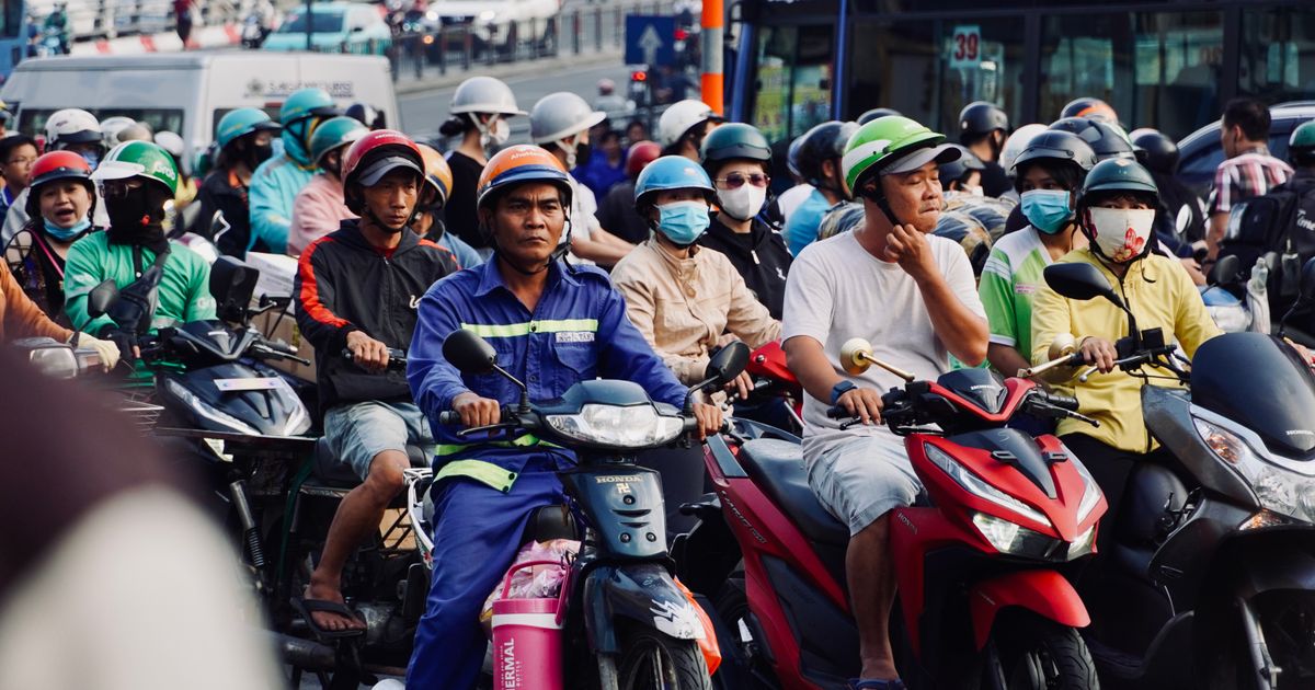 Decenas de motociclistas y motocicletas juntos en una calle concurrida