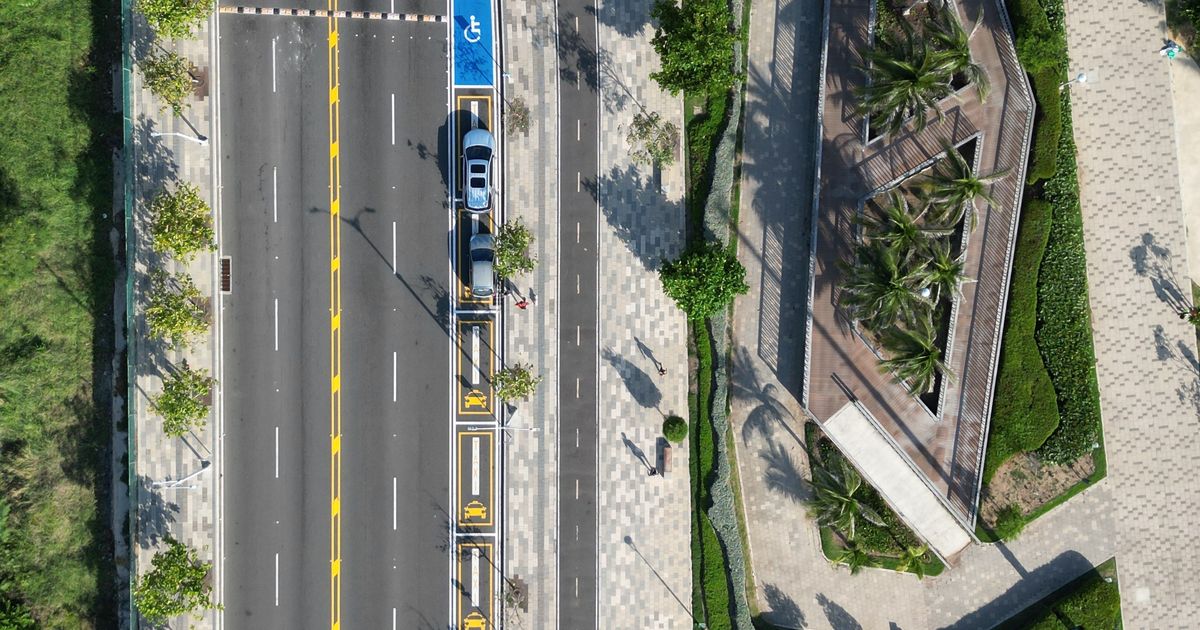 Vista aérea de una calle costera con palmeras en Barranquilla, Colombia