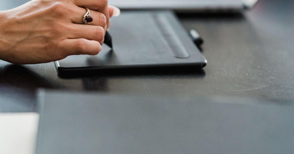 Persona firmando un documento con un bolígrafo