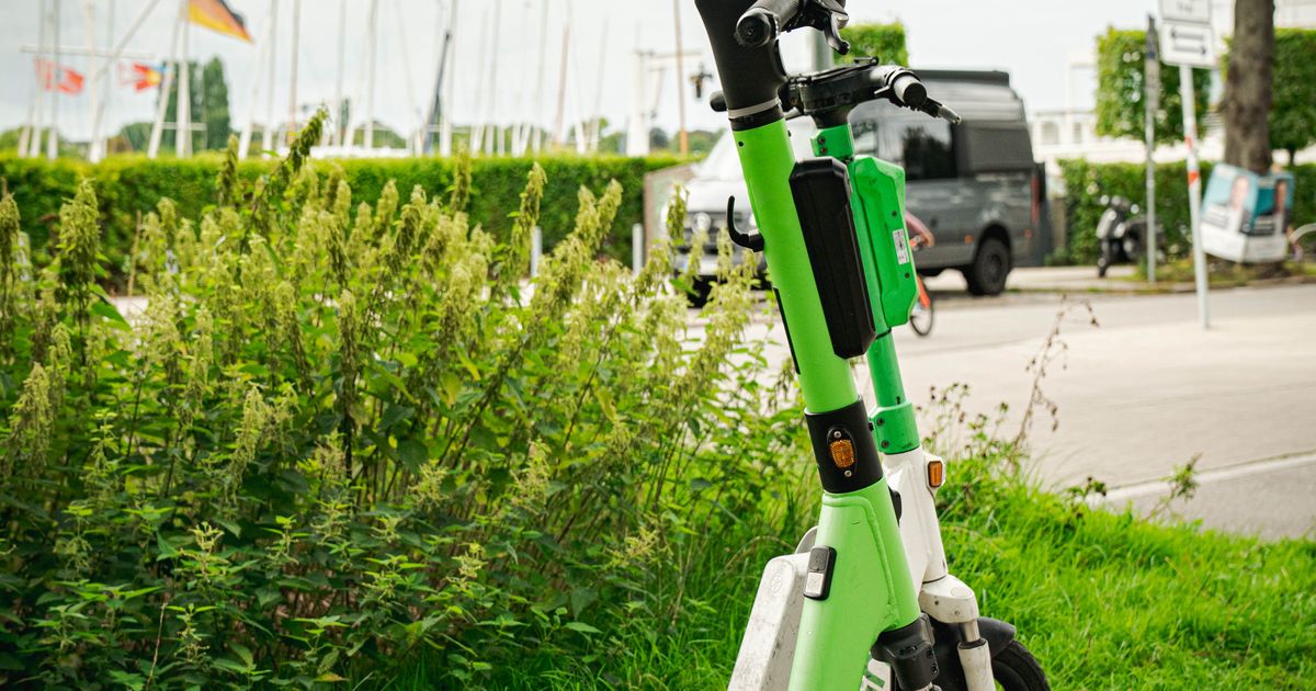 Scooter eléctrico verde estacionado en una calle