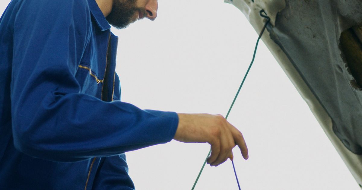 Mecánico revisando el motor de un vehículo en un taller