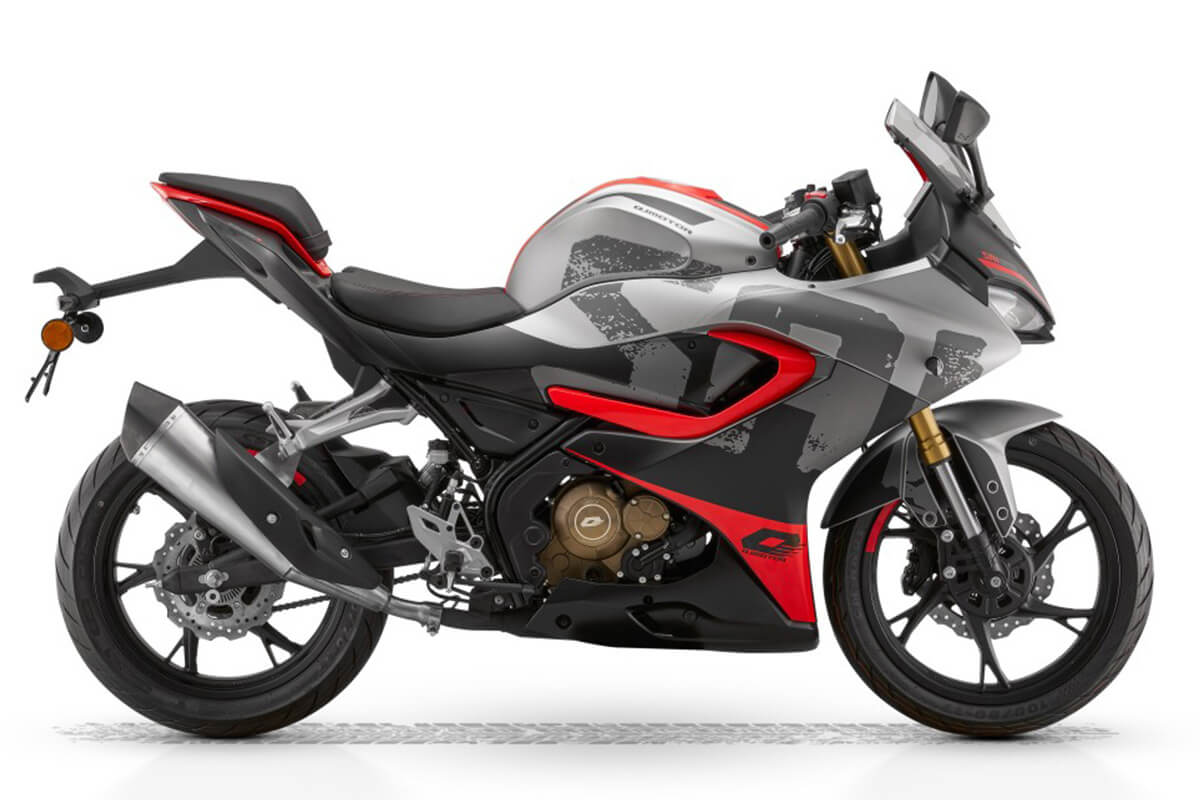 Motocicleta deportiva QJ Motor SRK 125 R en estudio fotográfico