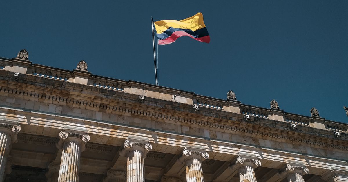 Capitolio Nacional de Colombia con la bandera ondeando en Bogotá