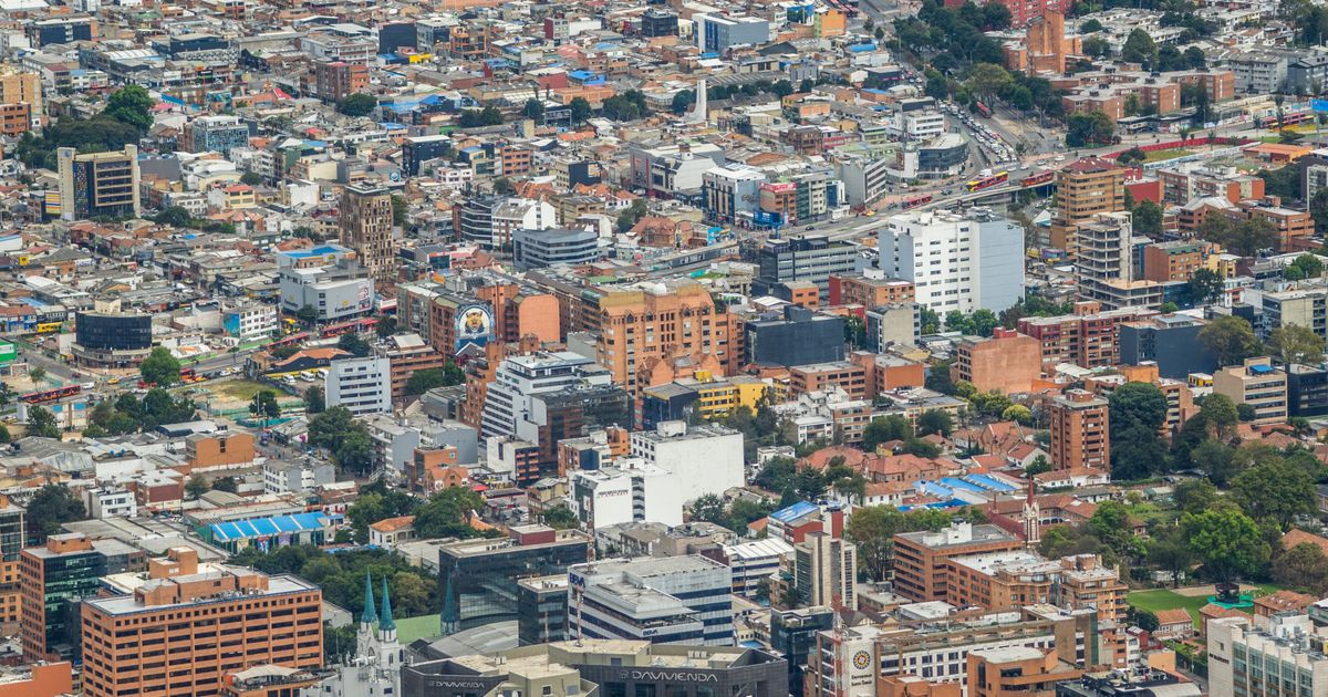 Vista aérea de una zona urbana densa con edificios y calles