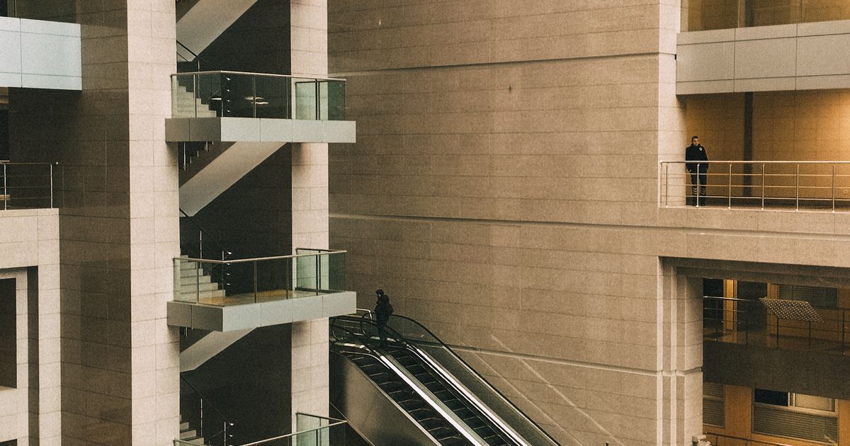 Atrio moderno de un centro de convenciones con escaleras eléctricas