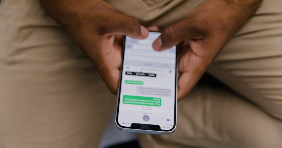 Pantalla de celular mostrando el estado de un servicio de taller en tiempo real